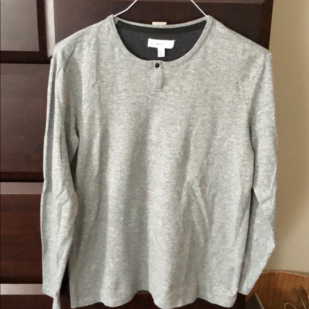 Men’s grey long sleeve shirt